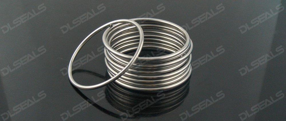 How does the metal hollow seal achieve the sealing effect